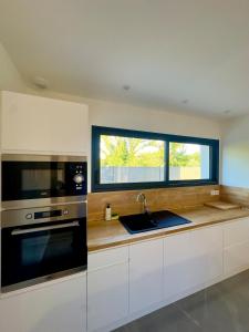 Villas La Charmesienne - Modern villa with pool : photos des chambres
