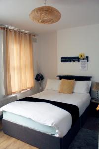 Spacious 4-Bed House - Sleeps 5 Garden & Parking