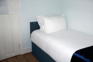 Spacious 4-Bed House - Sleeps 5 Garden & Parking