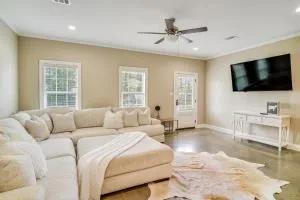 Cozy Crowley Home Modern Interior, Covered Porch! - Crowley