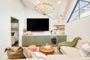 Luxe Designer Flat on Sloans Lake with Rooftop Deck