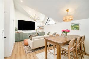 Luxe Designer Flat on Sloans Lake with Rooftop Deck