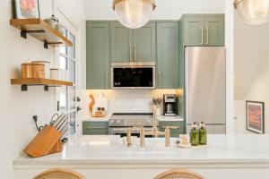 Luxe Designer Flat on Sloans Lake with Rooftop Deck