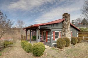 Scenic Hot Springs Retreat Near Appalachian Trail!