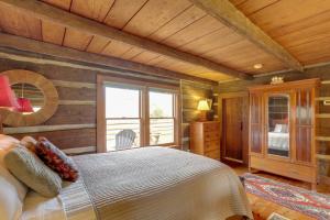 Scenic Hot Springs Retreat Near Appalachian Trail!