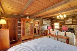 Scenic Hot Springs Retreat Near Appalachian Trail!