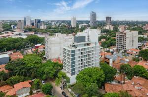 702 Emerald Steps from the best malls in town! High Speed Wifi