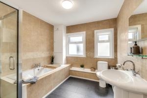 JUNGLE HOT TUB, games room, near eateries, micro brewery, pubs, beauty salons and boutique shops, Argyle, free Netflix, in the heart of Plymouth - Dogs welcome - Hosted by Absolute Accommodation Plymouth