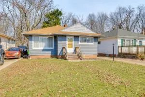 8 Mi to Dtwn Cleveland Quiet Home with Fenced Yard - Maple Heights