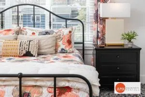 Downtown Douglas Coach House - Pier Cove