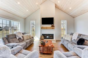 Walk to the Amish Village Spacious Ronks Getaway!