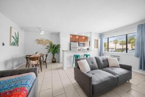 Bayview Apartments By Lowkl