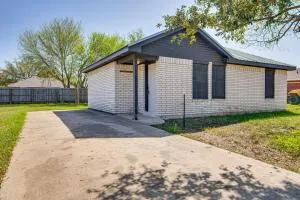 Close to Town and Med Center Weslaco Home - La Feria