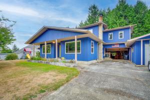 Cozy Washington Retreat with Deck, Walk to Beach!