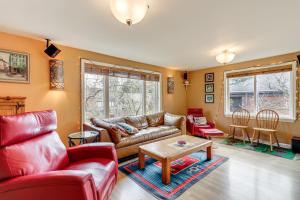 6 Mi to Dtwn Seattle: Walkable Home w Hot Tub