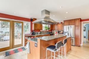 6 Mi to Dtwn Seattle: Walkable Home w Hot Tub