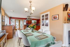 6 Mi to Dtwn Seattle: Walkable Home w Hot Tub