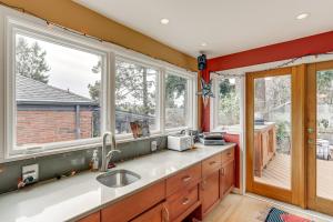 6 Mi to Dtwn Seattle: Walkable Home w Hot Tub