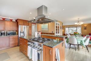 6 Mi to Dtwn Seattle: Walkable Home w Hot Tub