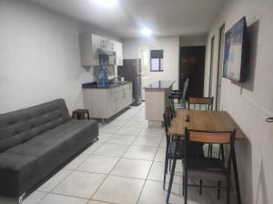 Alojamiento céntrico cerca de H. Civil, CUCS, IMSS