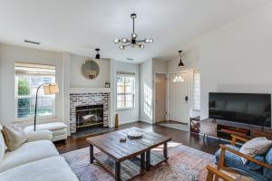 3 Mi to Lake Wilderness Charming Family Home!