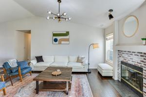 3 Mi to Lake Wilderness Charming Family Home!