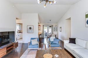 3 Mi to Lake Wilderness Charming Family Home!