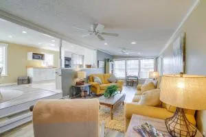 Steps to Tunica Lake Outdoor Retreat with Fire Pit - 蒂尼卡