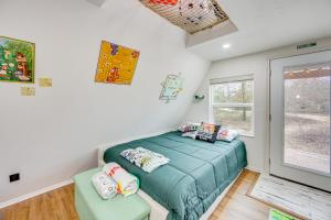 7 Mi to Tyler State Park A-Game Cabin