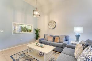 7 Mi to Beach Condo with Pool Access in Bradenton!