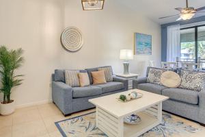 7 Mi to Beach Condo with Pool Access in Bradenton!