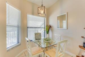 7 Mi to Beach Condo with Pool Access in Bradenton!