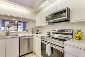 7 Mi to Beach Condo with Pool Access in Bradenton!