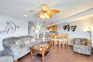 5th-Floor Lakefront Condo Elevator and Pool Access!