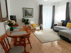 Beautiful 1 Bedroom Apartment with Mountain View