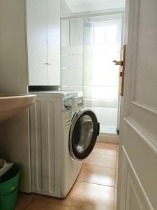 Beautiful 1 Bedroom Apartment with Mountain View