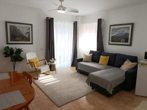 Beautiful 1 Bedroom Apartment with Mountain View