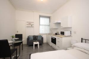 BARTON BEACHSIDE - Cosy Studio Apartment, Double Bed - Central Beach & Promenade Location - Over 21s, Family Friendly Only, ID Required