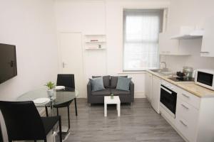 BARTON BEACHSIDE - Cosy Studio Apartment, Double Bed - Central Beach & Promenade Location - Over 21s, Family Friendly Only, ID Required