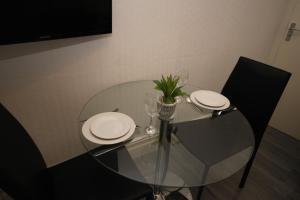 BARTON BEACHSIDE - Cosy Studio Apartment, Double Bed - Central Beach & Promenade Location - Over 21s, Family Friendly Only, ID Required