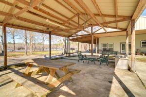 Boat Launch On-Site: Lakefront Toledo Bend Getaway