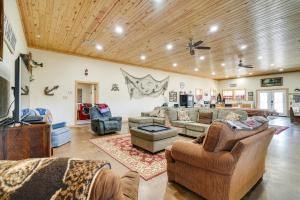 Boat Launch On-Site: Lakefront Toledo Bend Getaway