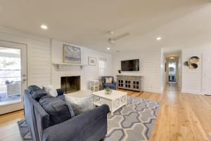 3 Mi to Beach Coastal Escape in Mount Pleasant