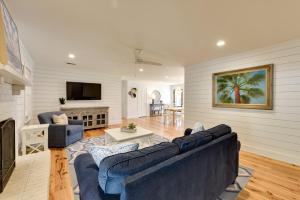 3 Mi to Beach Coastal Escape in Mount Pleasant