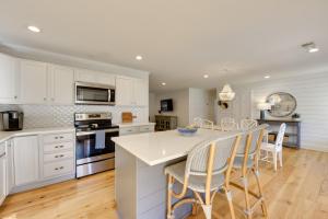 3 Mi to Beach Coastal Escape in Mount Pleasant