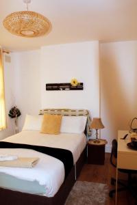 Spacious 4-Bed House - Sleeps 5 Garden & Parking