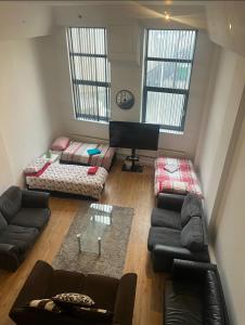 City Centre Most Central Location in Thurland Street - New York Style 2 Double Bedrooms and 2 Bathrooms Apartment with 6 Proper Beds and Kitchen - Parking for Cars and Vans from Five Pounds a Day - Sunday 1pm Check-out