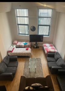 City Centre Most Central Location in Thurland Street - New York Style 2 Double Bedrooms and 2 Bathrooms Apartment with 6 Proper Beds and Kitchen - by the Xmas Market and Nightlife - Parking for Cars and Vans from Five Pounds a Day - Sunday 1pm Check-