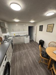 Northampton 2 King Bed SKY TV Driveway Earls Barton