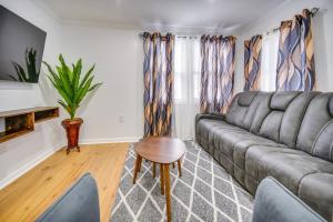 Less Than 1 Mi to Beaches Central Norfolk Apartment!